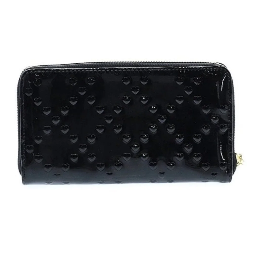 Betsey Johnson Heart Embossed Patent Leather Zip Around Wristlet Womens Black EX